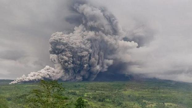 Endonezya'daki Semeru Yanardağı'nda 5 kez patlama meydana geldi