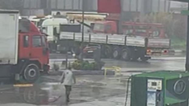 Otomobil, akaryakıt istasyonundan dönüş yapan TIR'a çarptı; kaza kamerada