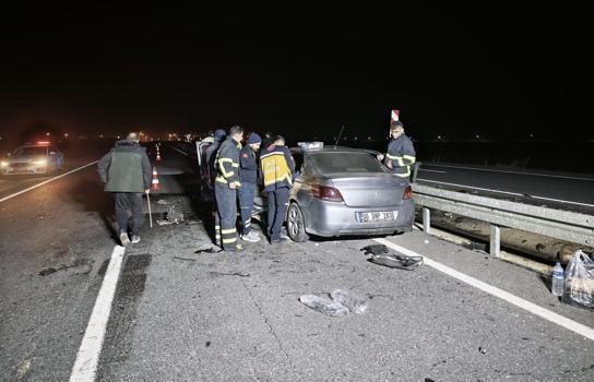 Nusaybin’de otomobil bariyerlere çarptı: 1’i ağır 3 yaralı