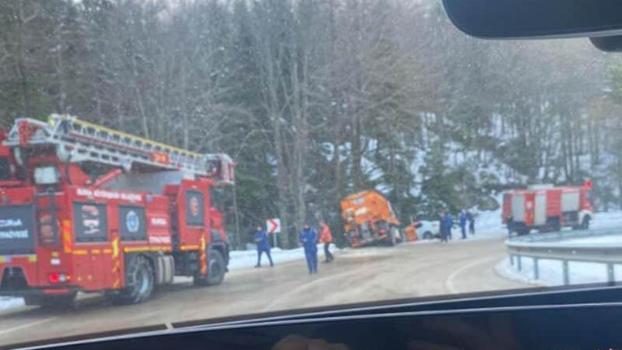 Uludağ yolunda kayan tuzlama aracı otomobile çarptı; 3 yaralı