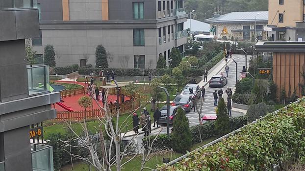 Kağıthane’de site otoparkındaki araç yandı; bahçede beklediler