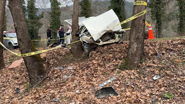 Otomobil ağaca çarptı: 1 ölü, 2 yaralı