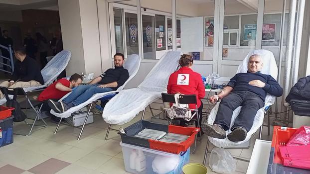 Aydın'da polislerden Kızılay'a destek