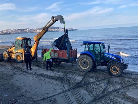 Ordu’da kıyıda bulunan insansız hava aracı parçası, inceleme yapılmak üzere polise teslim edildi