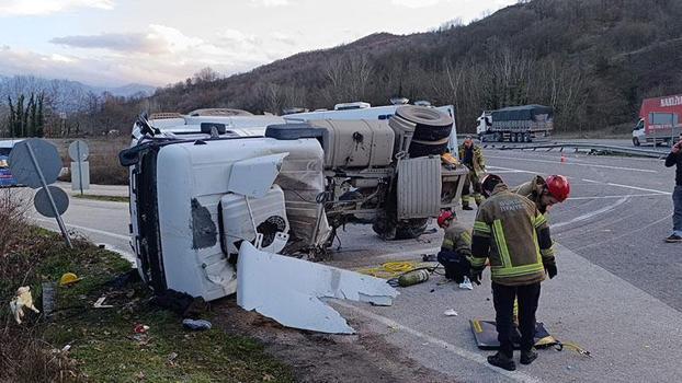Kontrolden çıkan kuru beton tankeri refüje devrildi; 1 yearalı