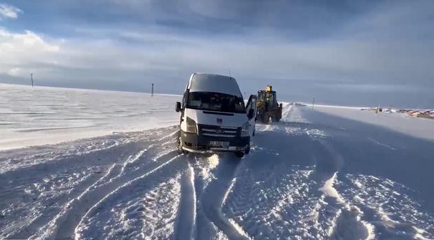 Kars’ta kara saplanan öğrenci servisi kurtarıldı
