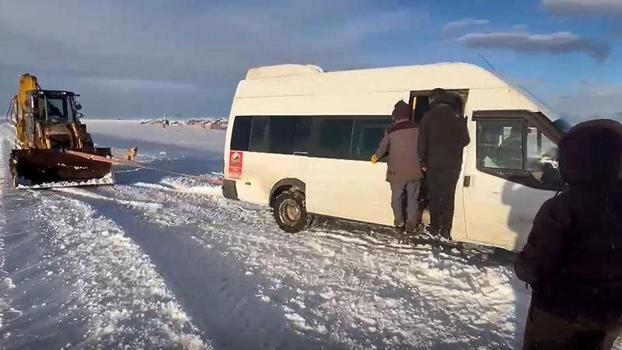 Kars’ta kara saplanan öğrenci servisi kurtarıldı