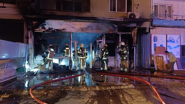 Bursa'da iş yerinde çıkan yangında 2 kişi dumandan etkilendi