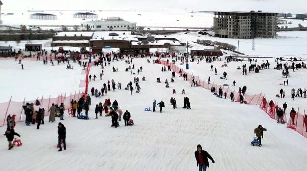 Kayak merkezinde bu kez hafta içi yoğunluğu dron kamerasında