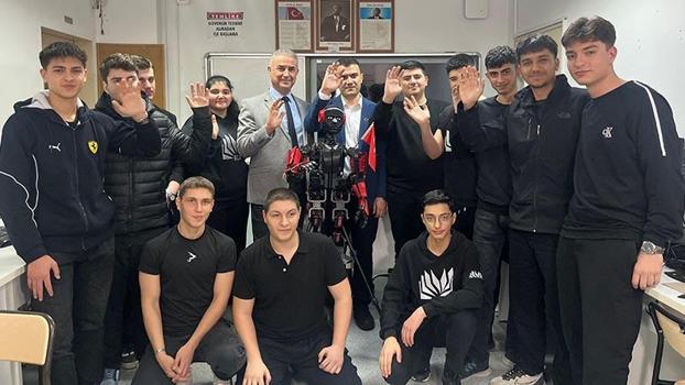 Öğrencilerin geliştirdiği 'Altan' robot, onlarla sohbet edip rehberlik yapıyor