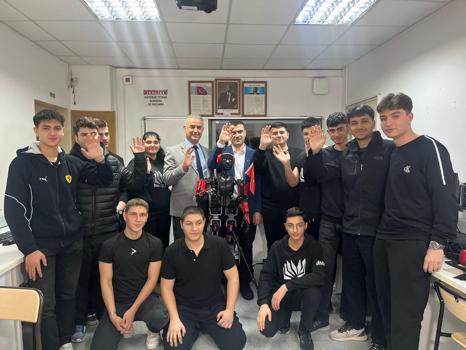 Öğrencilerin geliştirdiği 'Altan' robot, onlarla sohbet edip rehberlik yapıyor