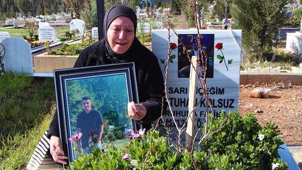 8 bıçak darbesiyle öldürülen Batuhan’ın annesi mezarı başında adalet istedi