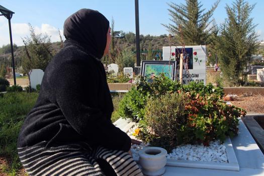 8 bıçak darbesiyle öldürülen Batuhan’ın annesi mezarı başında adalet istedi / Ek fotoğraflar