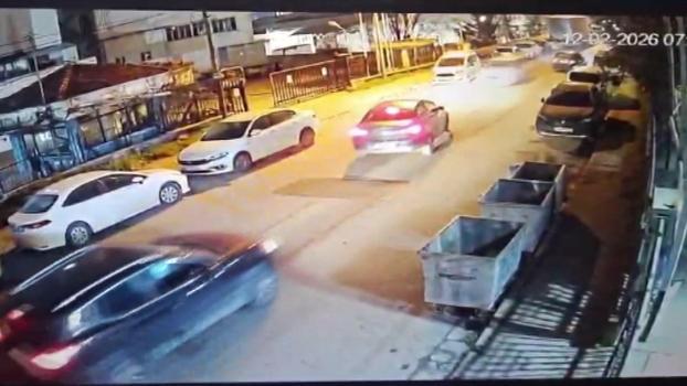 İstanbul- Küçükçekmece’de 5 aracın karıştığı zincirleme kaza kamerada