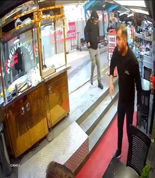 İstanbul - Küçükçekmece'de kontrollü yıkılan bina, yanındaki apartmana devrildi; çevredekiler panikle kaçtı / Geniş haber