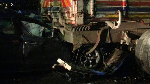 İstanbul - Silivri'de seyir halindeyken tekeri kopan otomobil kamyona çarptı; sürücü yaralandı