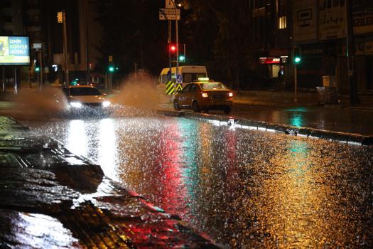 İzmir’de sağanak; cadde ve sokaklar göle döndü