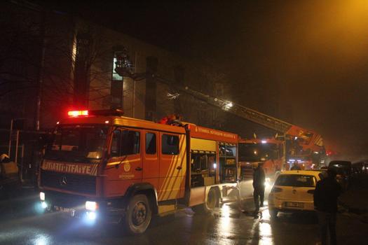 İstanbul - Kağıthane'de marangozhanede yangın; mahsur kalan 11 kişi ile 1 köpek kurtarıldı