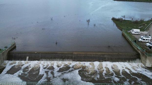 Manisa'da Bağyolu Barajı taştı, vatandaşlar su salımını izlemeye koştu
