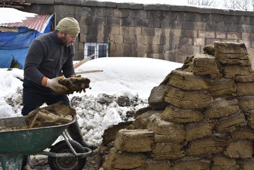 Bitlis’te kış bitmeden gelecek yılın yakacak mesaisi başladı