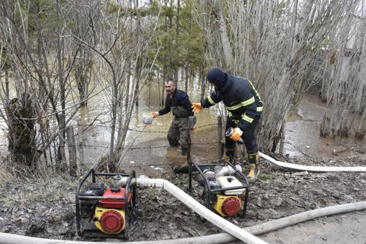 Sivas'ta yağmur ve kar suları taşkınlara yol açtı, evleri su bastı