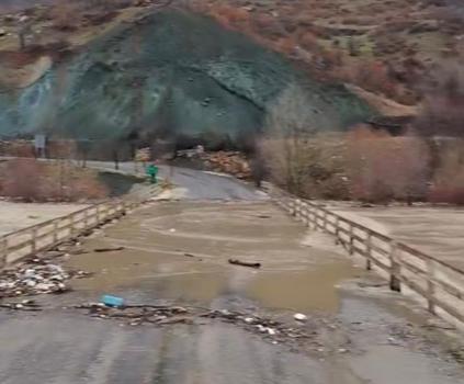 Diyarbakır’da yağış sonrası dere taştı, köprü su altında kaldı