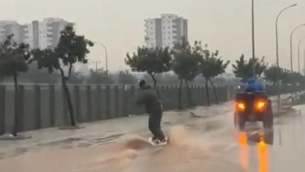 Adana’da su dolan caddede sörf yaptı
