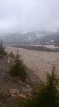 Adana’da sağanak; dereler taştı, mescit sular altında kaldı
