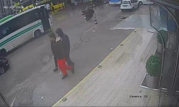 Devrilen motosikletin sürücüsü, otobüsün altında kalmaktan son anda kurtuldu; o anlar kamerada