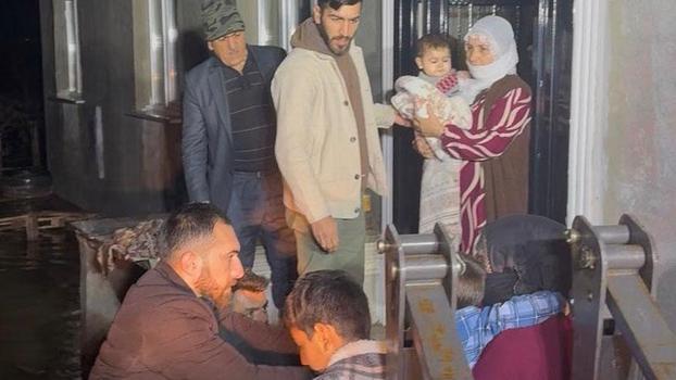 Manisa’da selde mahsur kalan 11 kişilik aile kurtarıldı