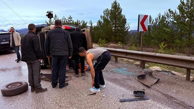 Otomobil ile hafif ticari araç çarpıştı; 2 yaralı