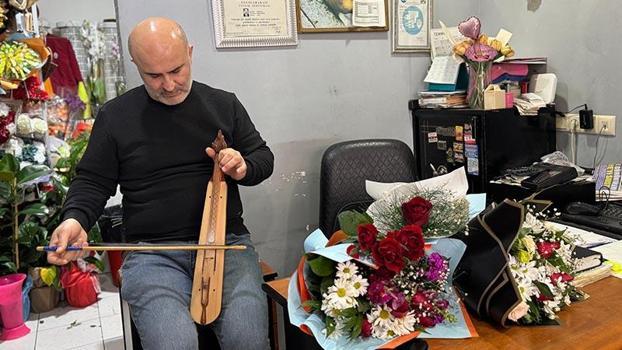Ordulu çiçekçi, 14 Şubat’ta 65 yaş üstüne hem ücretsiz gül veriyor hem kemençe çalıyor