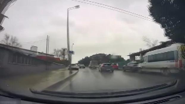 Beylikdüzü’nde ters yönde ilerleyerek trafiği tehlikeye atan sürücü yakalandı