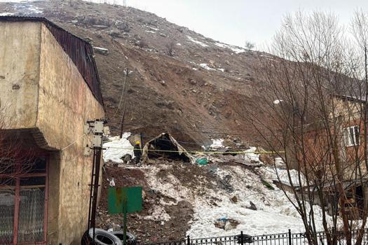 Heyelanda tandır evi çöktü: 2 yaralı