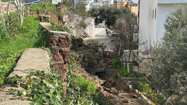 Çanakkale’de sağanak nedeniyle sitenin istinat duvarı çöktü