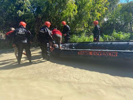 Sağanakta su basan seranın çatısında mahsur kalan 2 kişi botla kurtarıldı