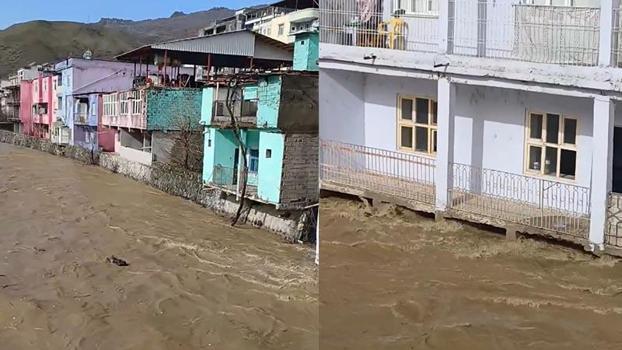 Çayın seviyesi yükseldi; su kıyıdaki evlerin giriş kat balkonlarına ulaştı