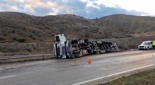 TIR şarampole devrildi