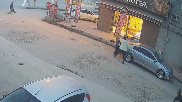 Malatya'da birlikte yaşadığı kadını sokak ortasında silahla tehdit etti; o analar kamerada