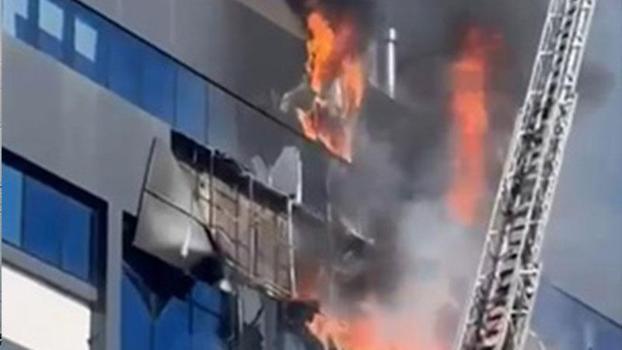 Kocaeli'de 7 katlı iş merkezinde yangın