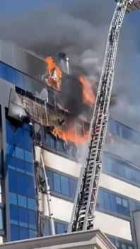 Kocaeli'de 7 katlı iş merkezinde yangın