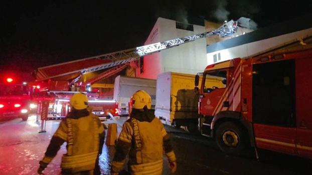 Sultangazi'de 2 katlı mobilya mağazasında yangın