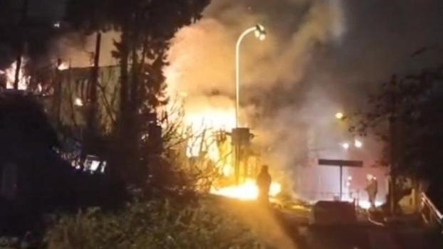 Üsküdar'da 2 katlı metruk bina alev alev yandı