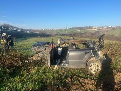 Otomobil tarlaya yuvarlandı: 1 ölü