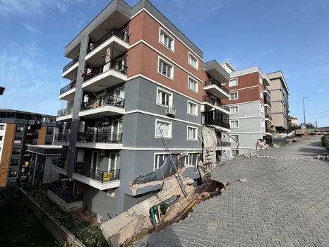 İzmir’de istinat duvarının çöktüğü sokakta çalışmalar sürüyor