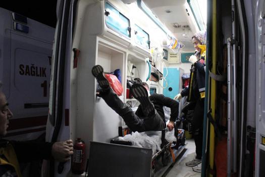 Bıçaklı kavgada yaralandı, hastanede sedyeden atlayıp basın mensuplarına saldırdı