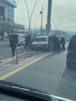 Ankara'da direğe çarpan otomobilin sürücüsü yaralandı