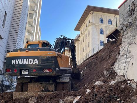 Şanlıurfa’da istinat duvarı çöktü; 4 daire hasar gördü