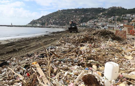 Alanya'da sağanağın ardından sahil atıkla doldu