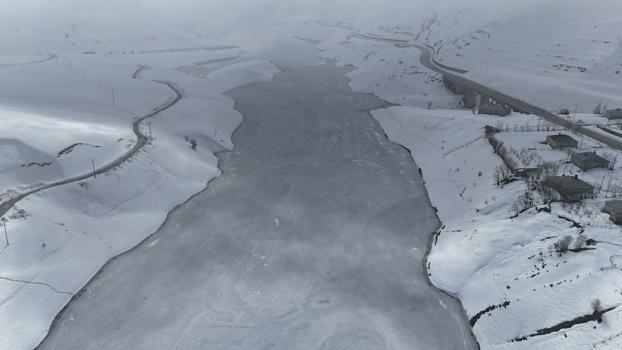 Yüksekova'daki Dilimli Baraj Gölü’nün yüzeyi kısmen buz tuttu
